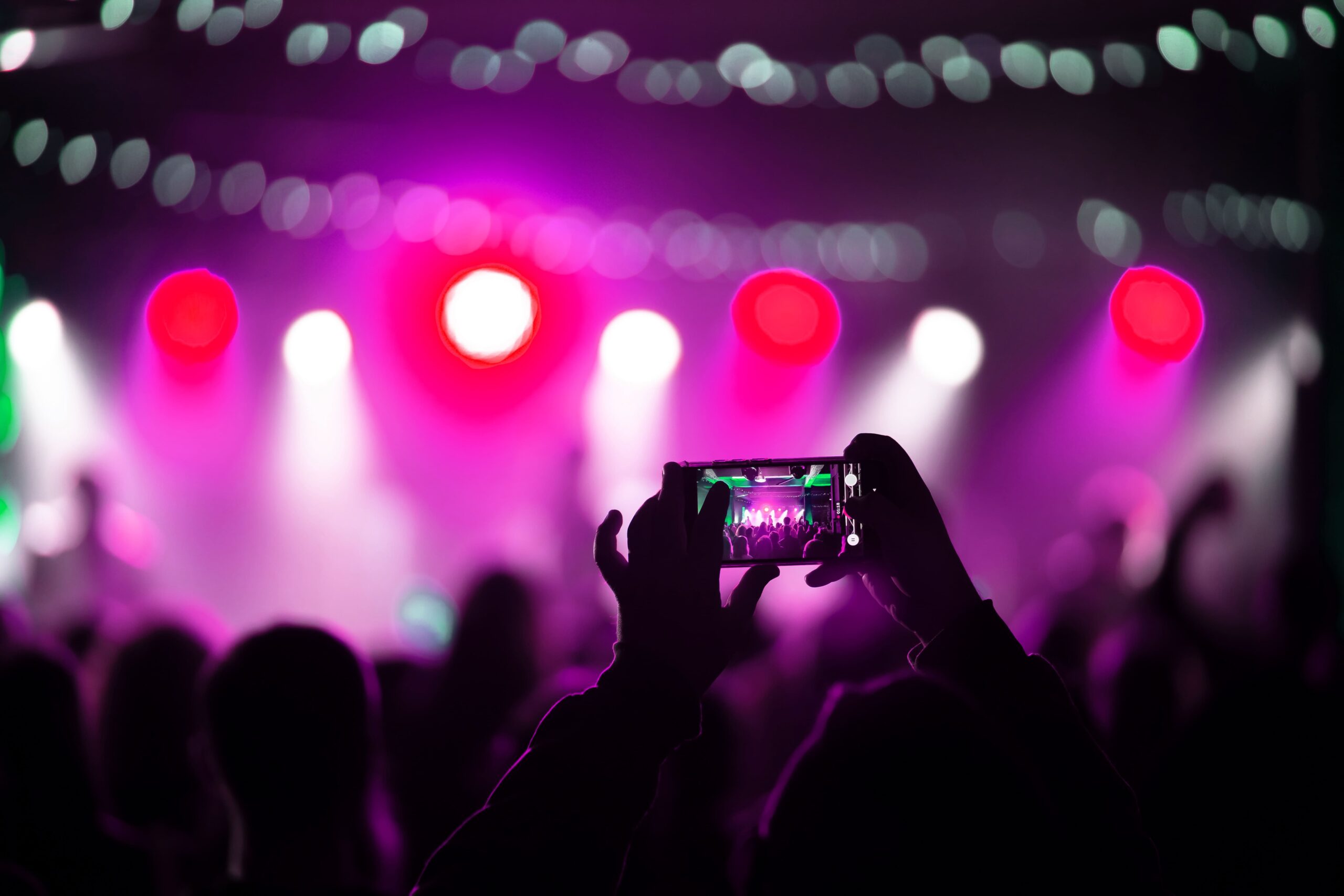 close-up-recording-video-with-smartphone-concert (1)