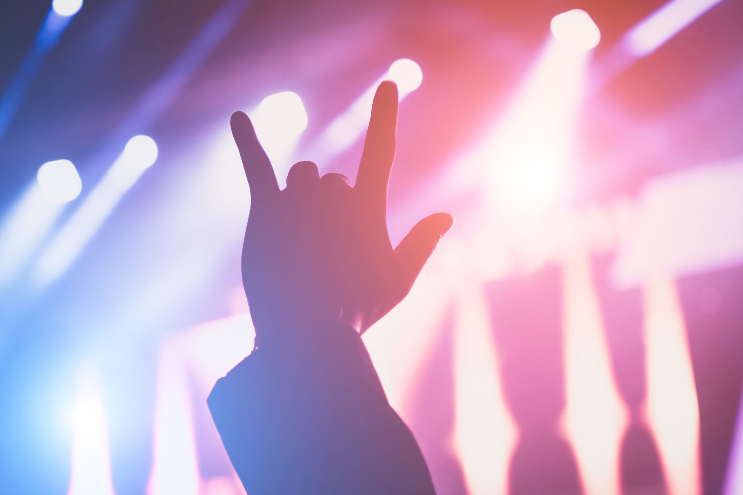 love-hand-concert-live-indoors